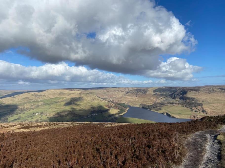 Pretty Little In The Peaks Hadfield